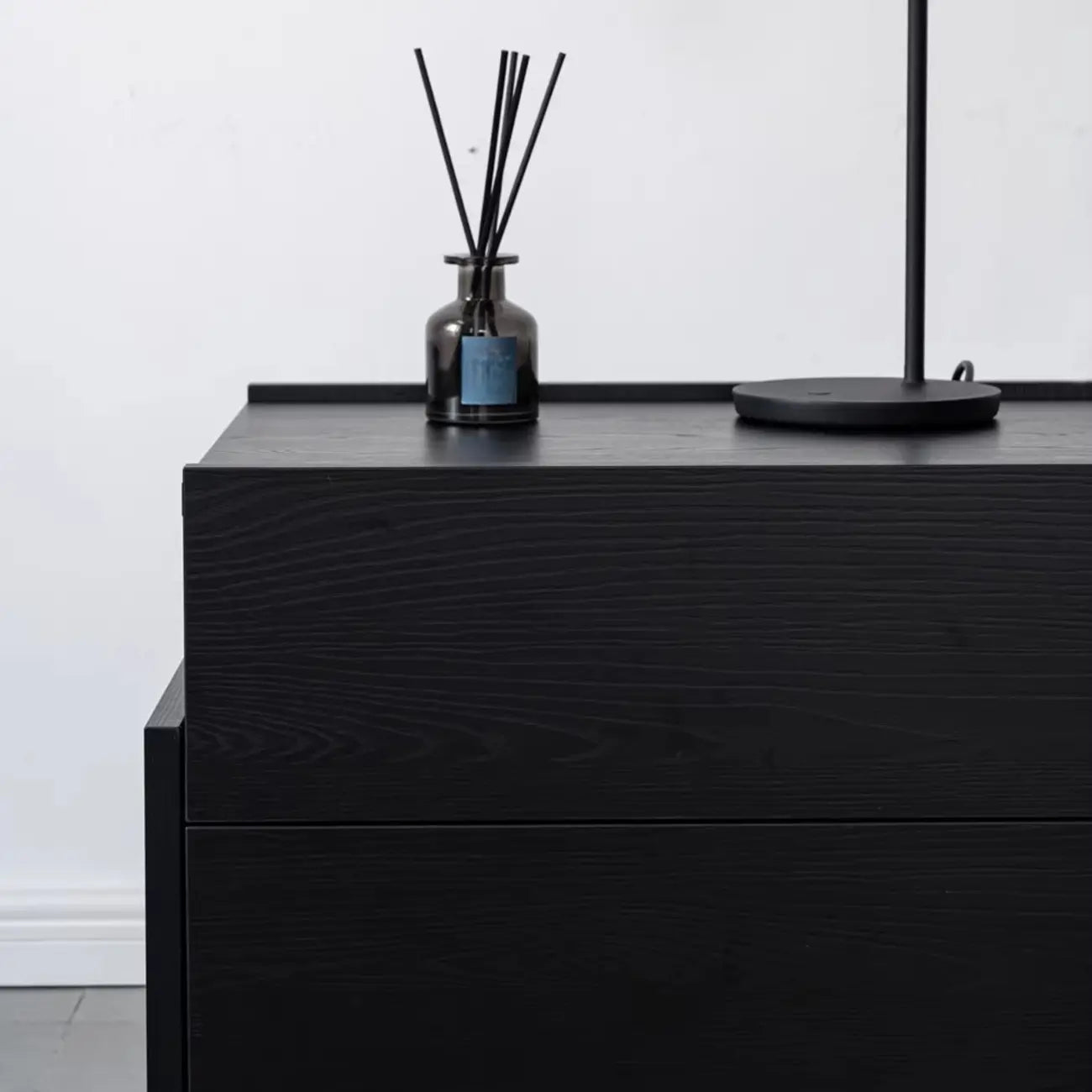 Comodino moderno con cassetti in legno per camera da letto