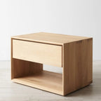 Table de chevet moderne du milieu du siècle en bois massif avec tiroir