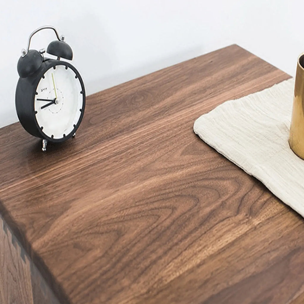 Table de chevet moderne du milieu du siècle en bois massif avec tiroir