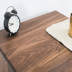 Table de chevet moderne du milieu du siècle en bois massif avec tiroir