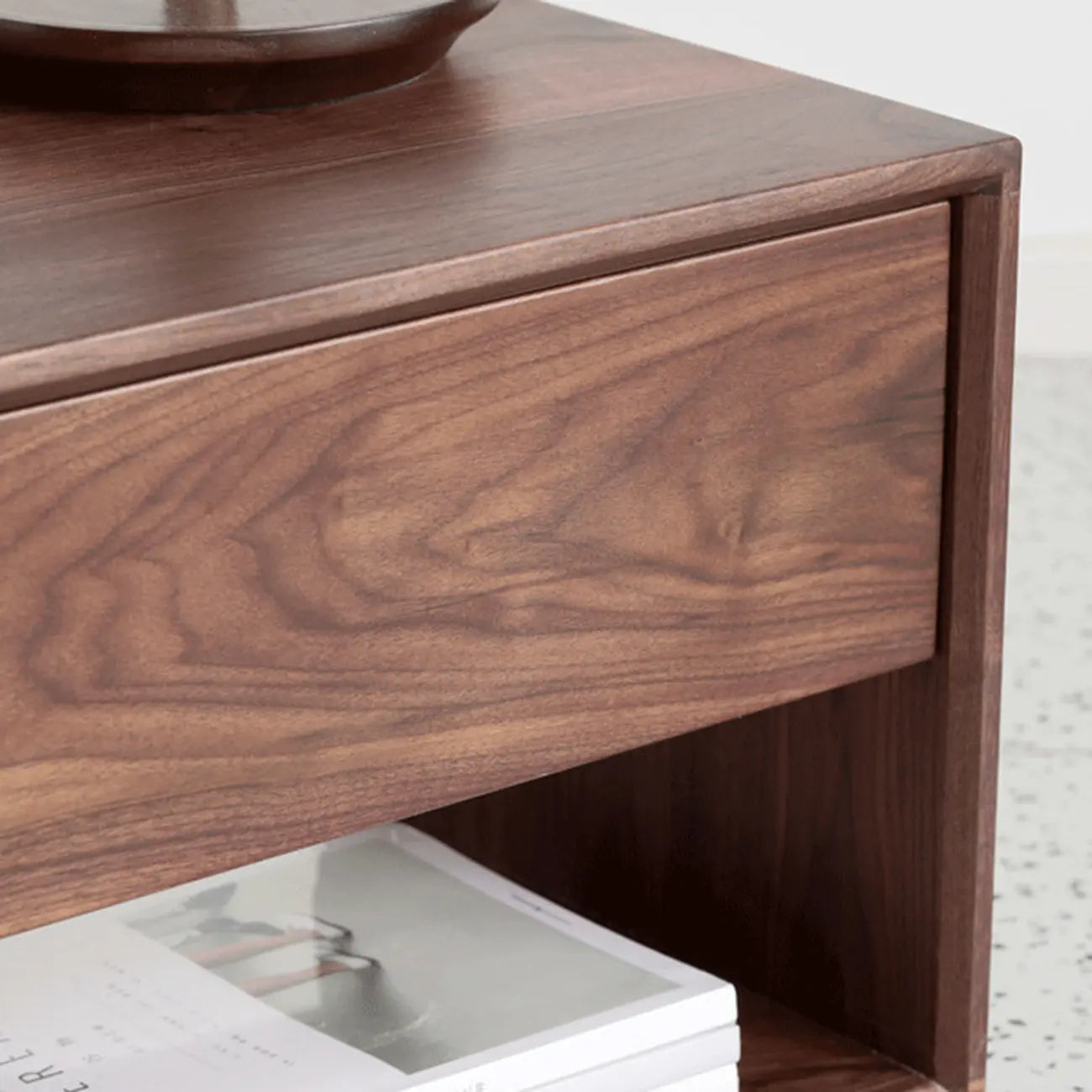 Table de chevet moderne du milieu du siècle en bois massif avec tiroir
