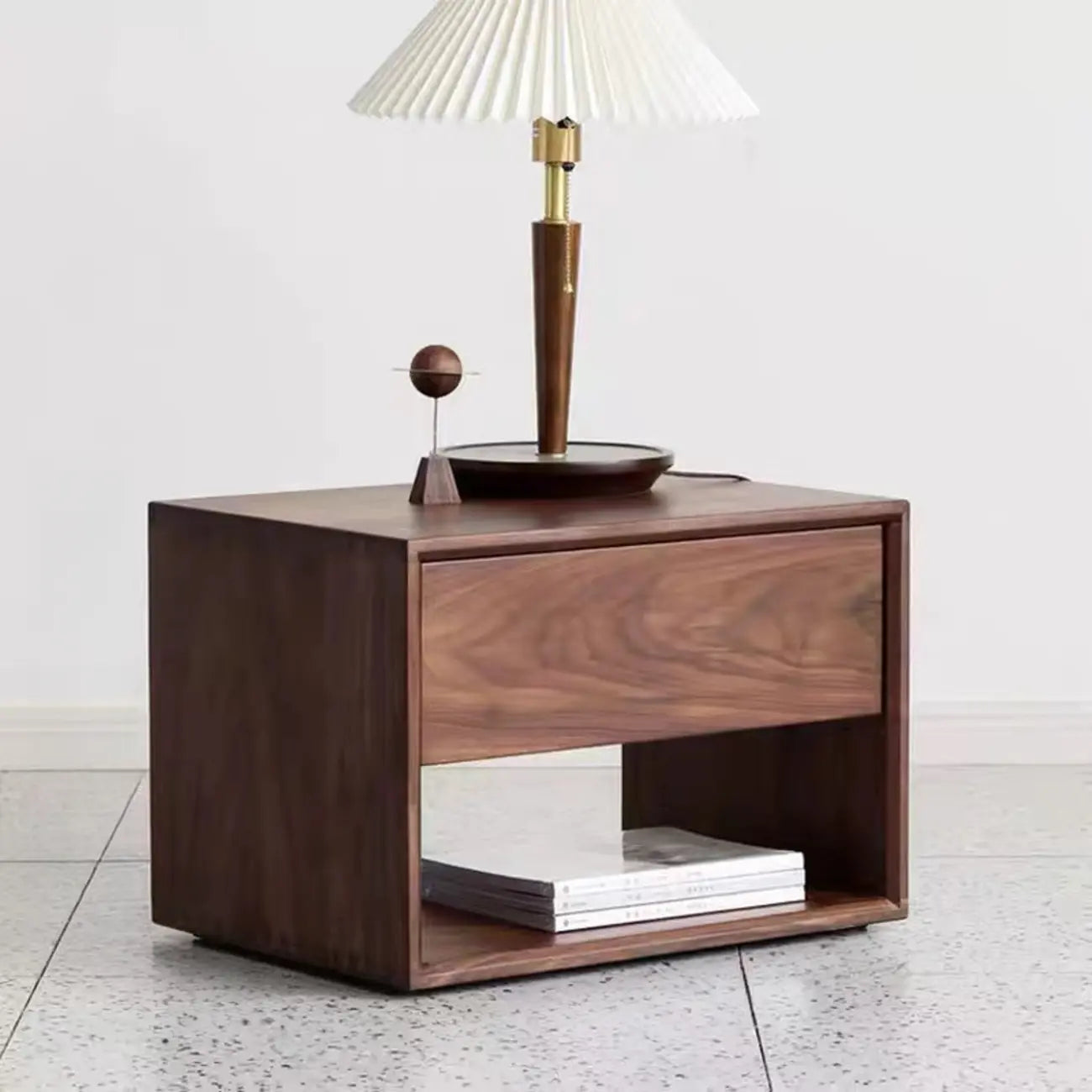 Table de chevet moderne du milieu du siècle en bois massif avec tiroir