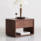 Table de chevet moderne du milieu du siècle en bois massif avec tiroir