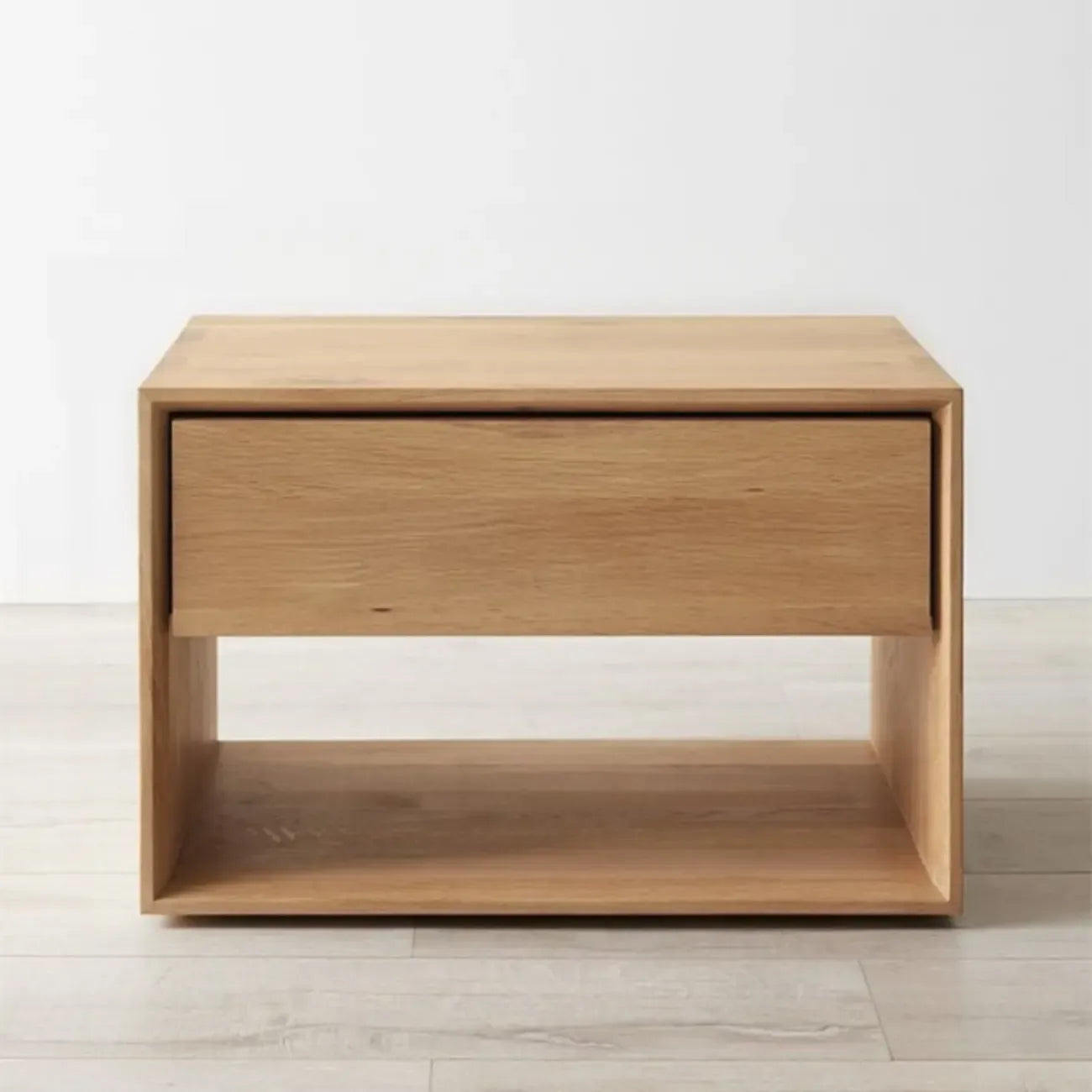 Table de chevet moderne du milieu du siècle en bois massif avec tiroir