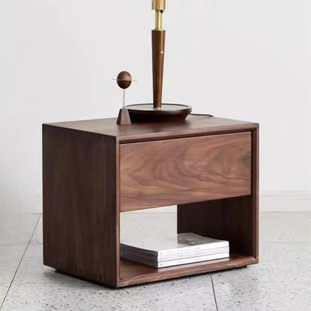 Table de chevet moderne du milieu du siècle en bois massif avec tiroir