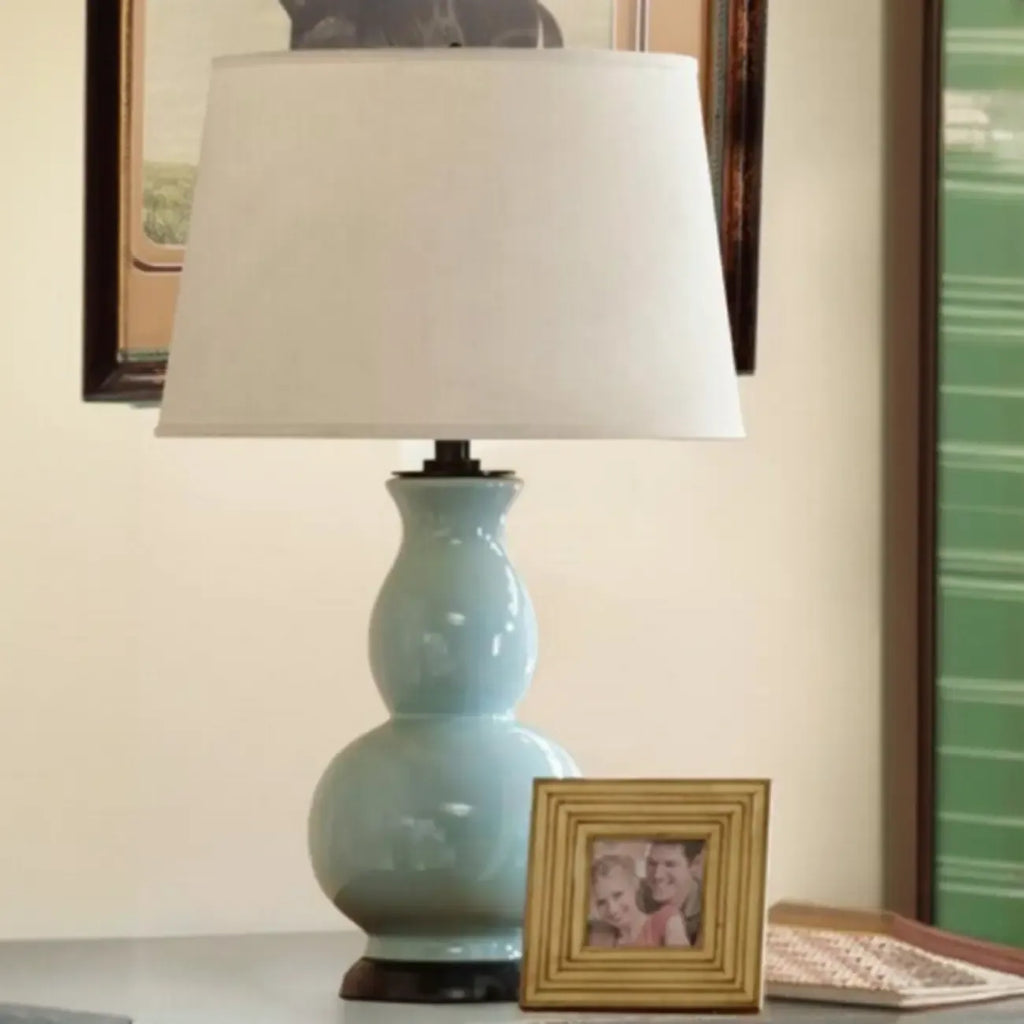 Lampe de table élégante en céramique blanche avec LED et abat-jour en tissu