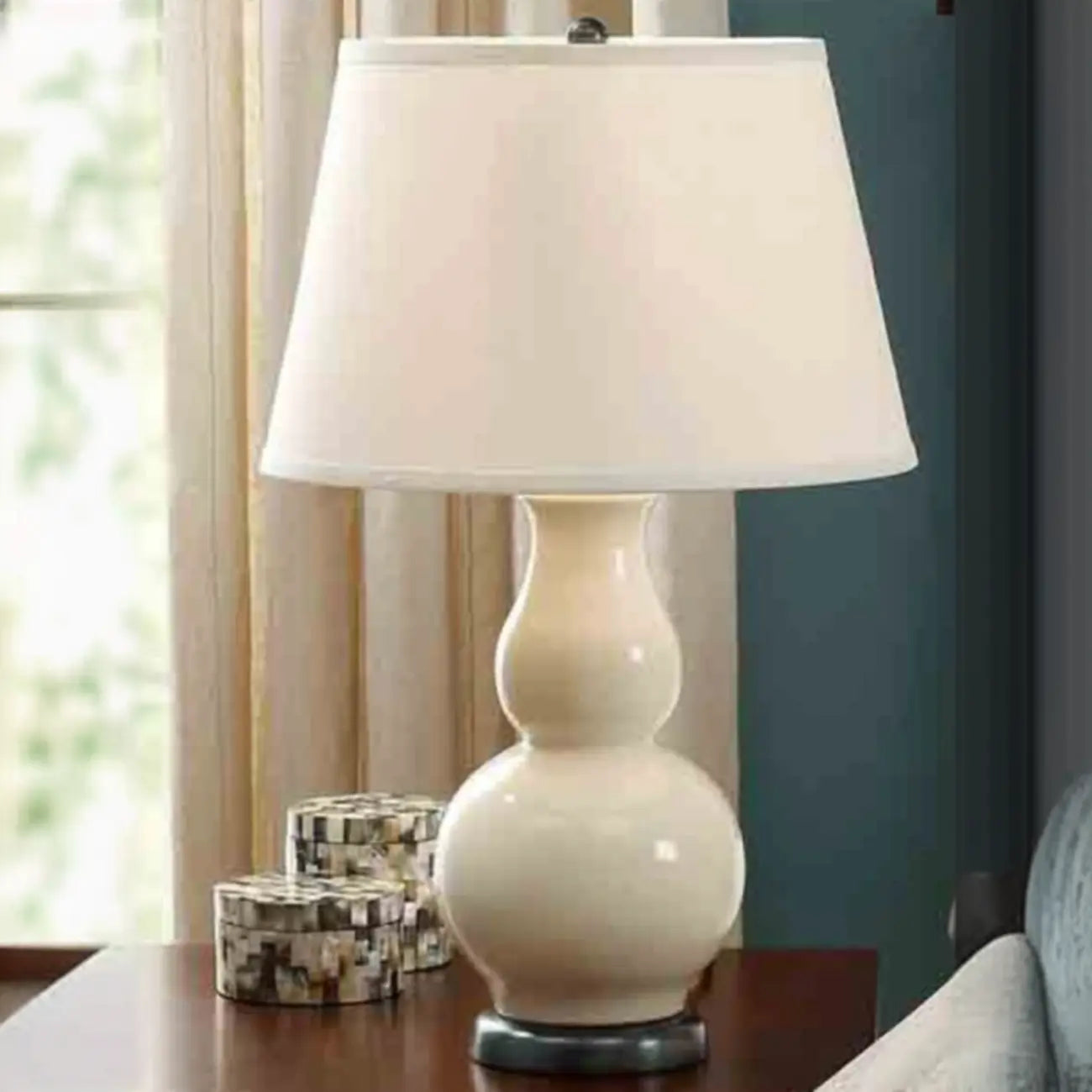 Lampe de table élégante en céramique blanche avec LED et abat-jour en tissu