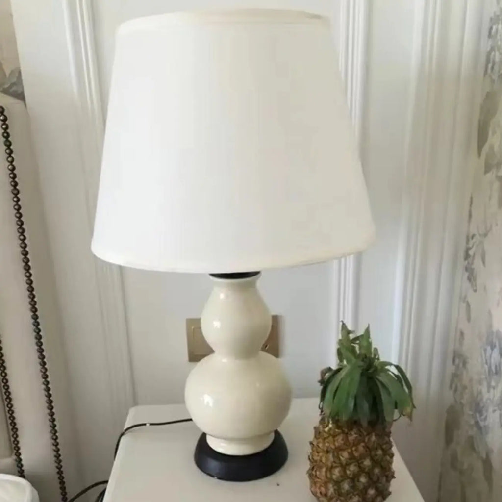 Lampe de table élégante en céramique blanche avec LED et abat-jour en tissu