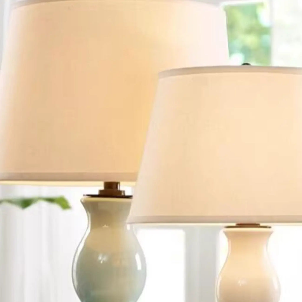 Lampe de table élégante en céramique blanche avec LED et abat-jour en tissu