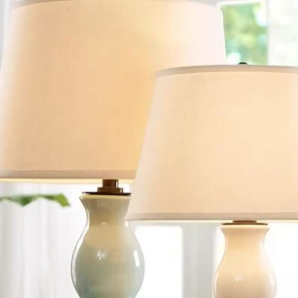 Lampe de table élégante en céramique blanche avec LED et abat-jour en tissu