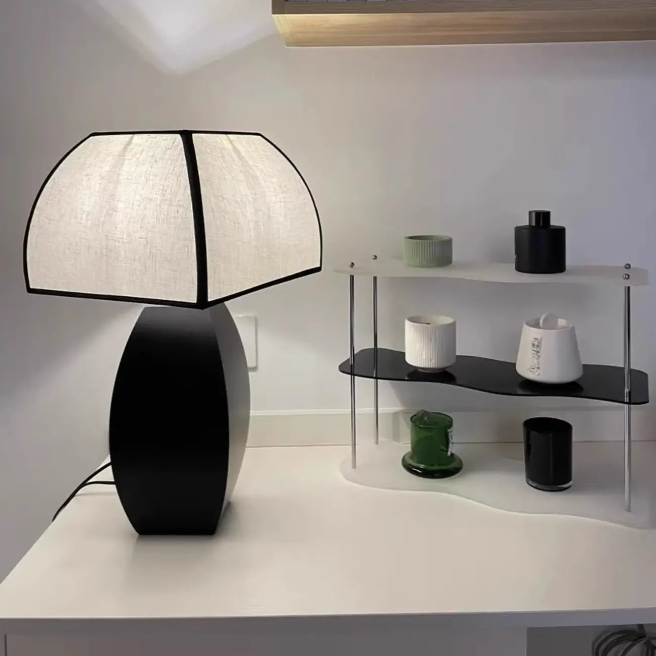Lampe de table moderne en métal noir avec LED et abat-jour en forme de dôme