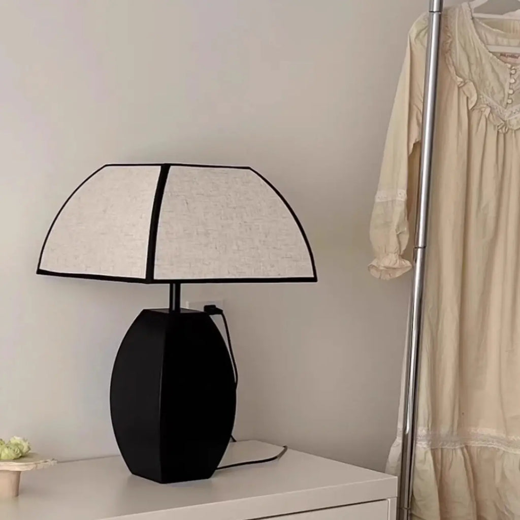 Lampe de table moderne en métal noir avec LED et abat-jour en forme de dôme
