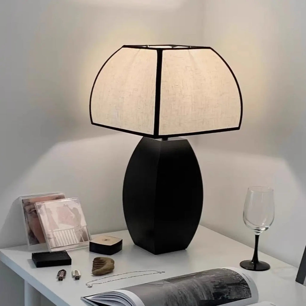 Lampe de table moderne en métal noir avec LED et abat-jour en forme de dôme