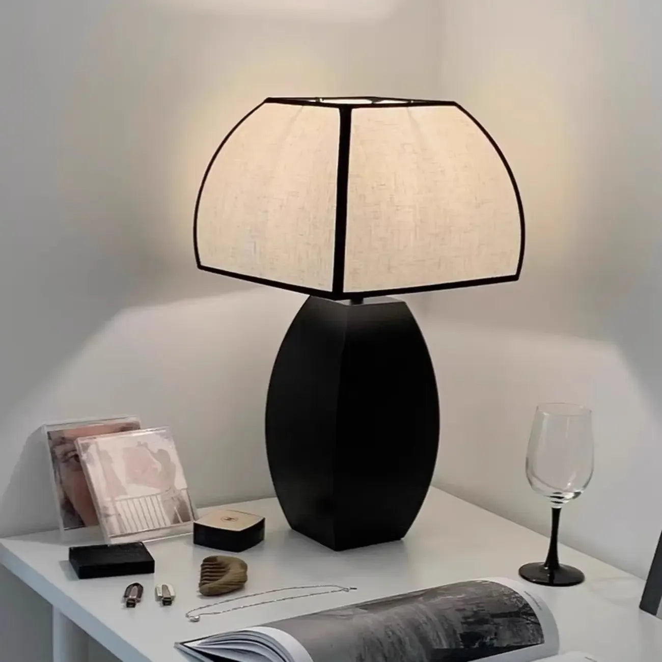 Lampe de table moderne en métal noir avec LED et abat-jour en forme de dôme