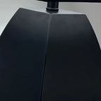 Lampe de table moderne en métal noir avec LED et abat-jour en forme de dôme