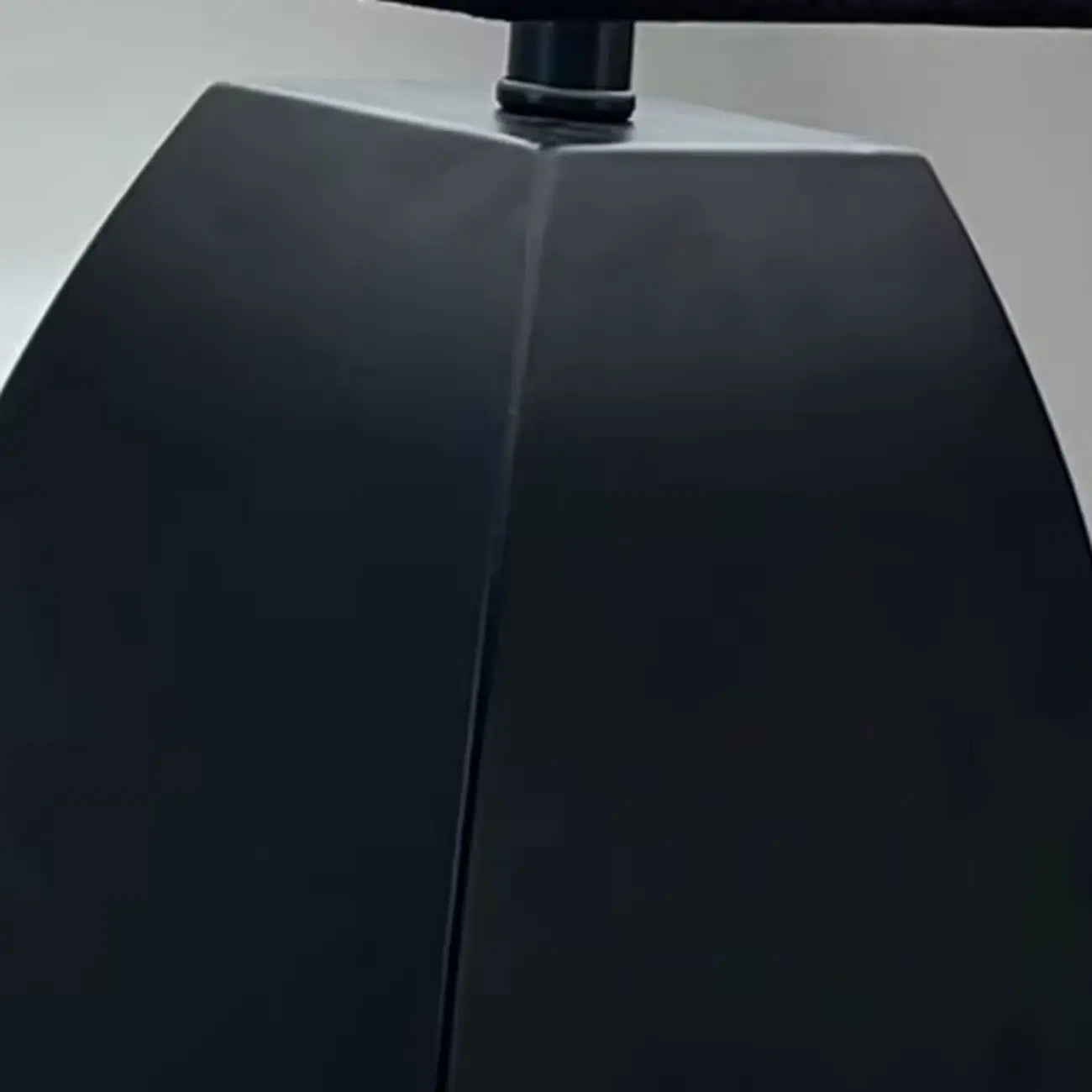 Lampe de table moderne en métal noir avec LED et abat-jour en forme de dôme
