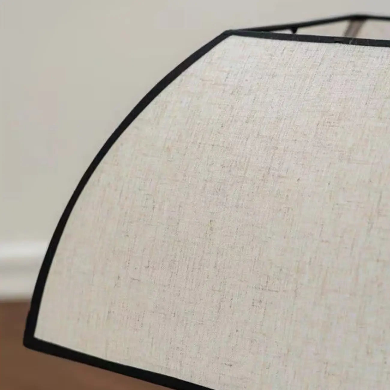 Lampe de table moderne en métal noir avec LED et abat-jour en forme de dôme