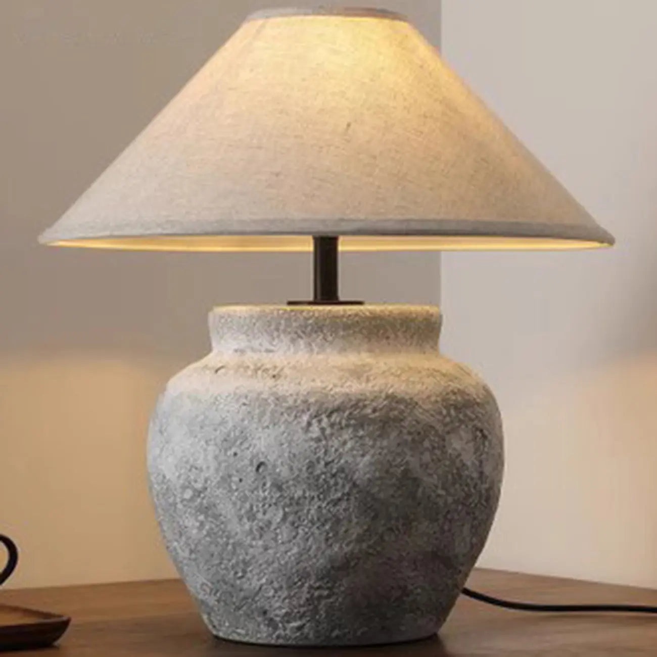 Lampe de bureau moderne géométrique en céramique avec LED et abat-jour en tissu