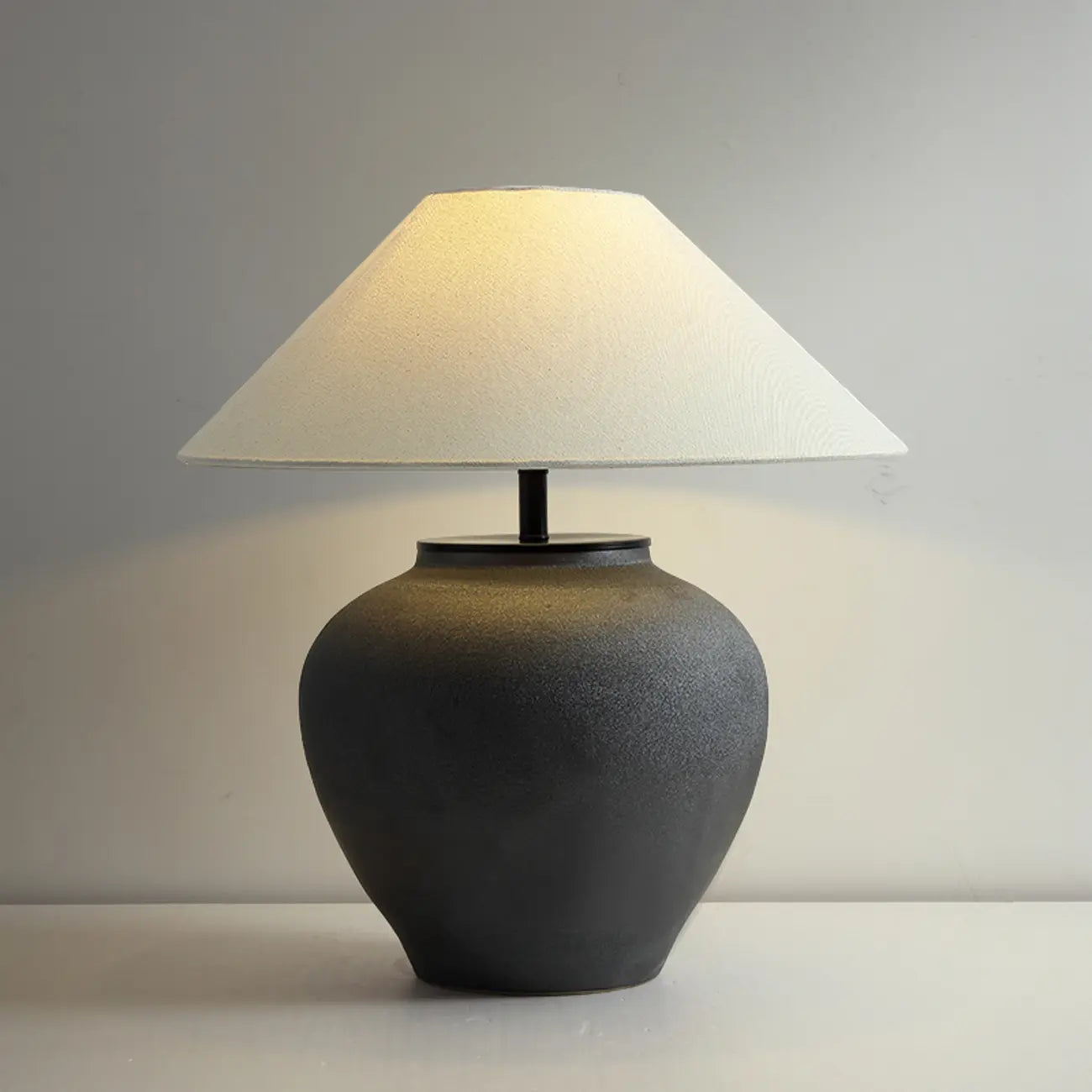 Lampe de bureau moderne géométrique en céramique avec LED et abat-jour en tissu