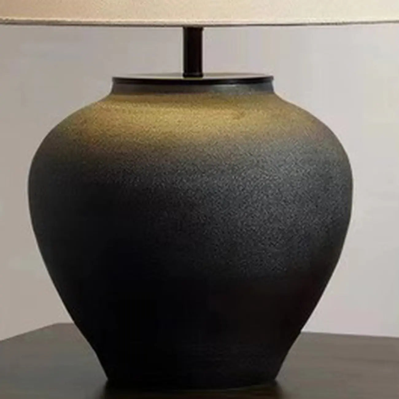 Lampe de bureau moderne géométrique en céramique avec LED et abat-jour en tissu
