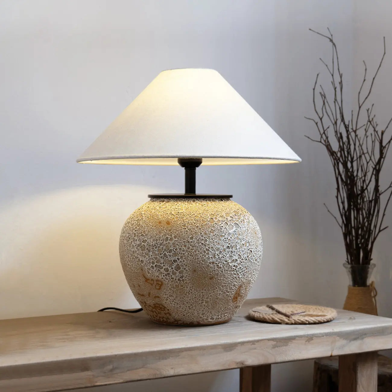 Lampe de table en céramique avec abat-jour conique en tissu, compatible LED