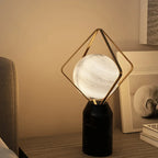 Lampe de table LED élégante à brancher, en pierre et verre, avec globe.