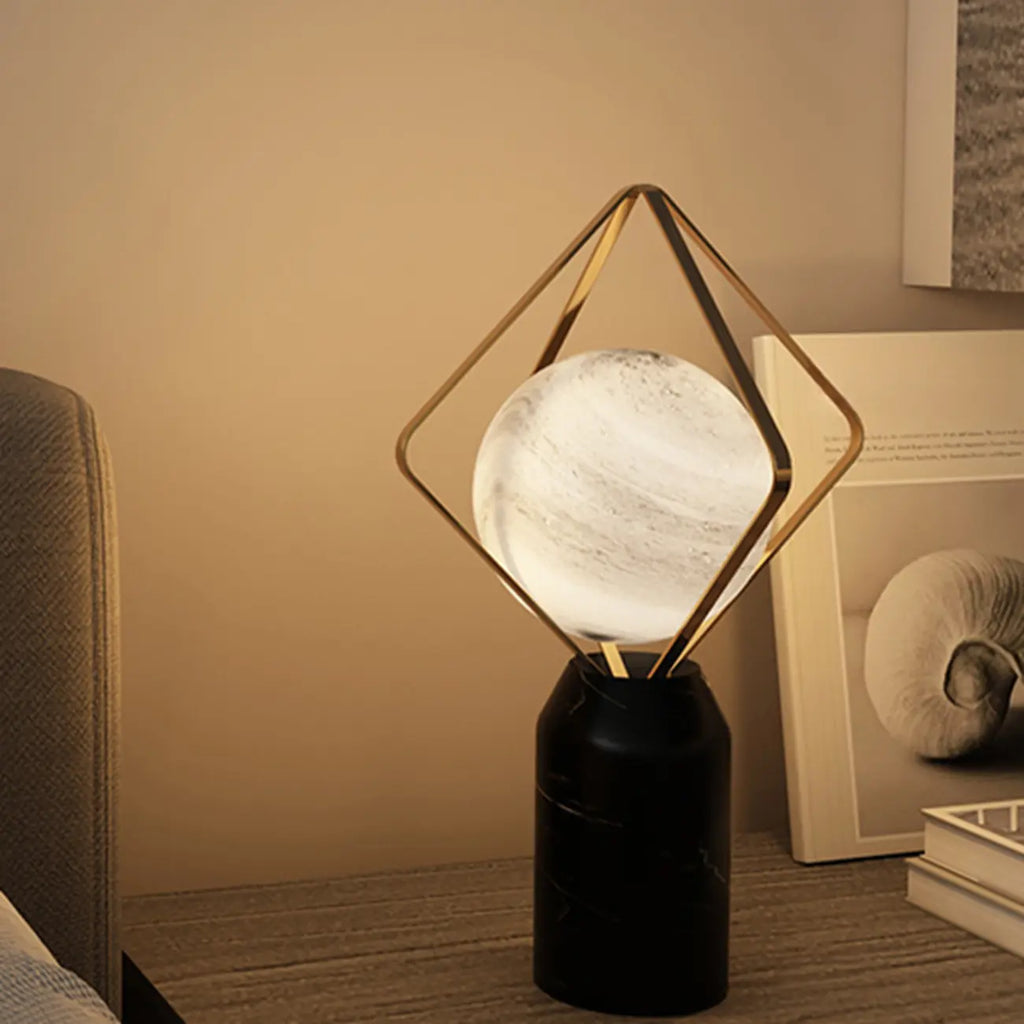 Lampe de table LED élégante à brancher, en pierre et verre, avec globe.