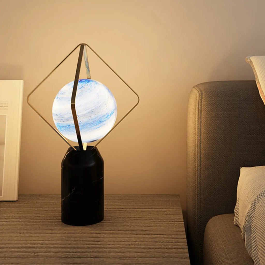 Lampe de table LED élégante à brancher, en pierre et verre, avec globe.