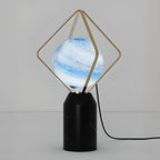 Lampe de table LED élégante à brancher, en pierre et verre, avec globe.