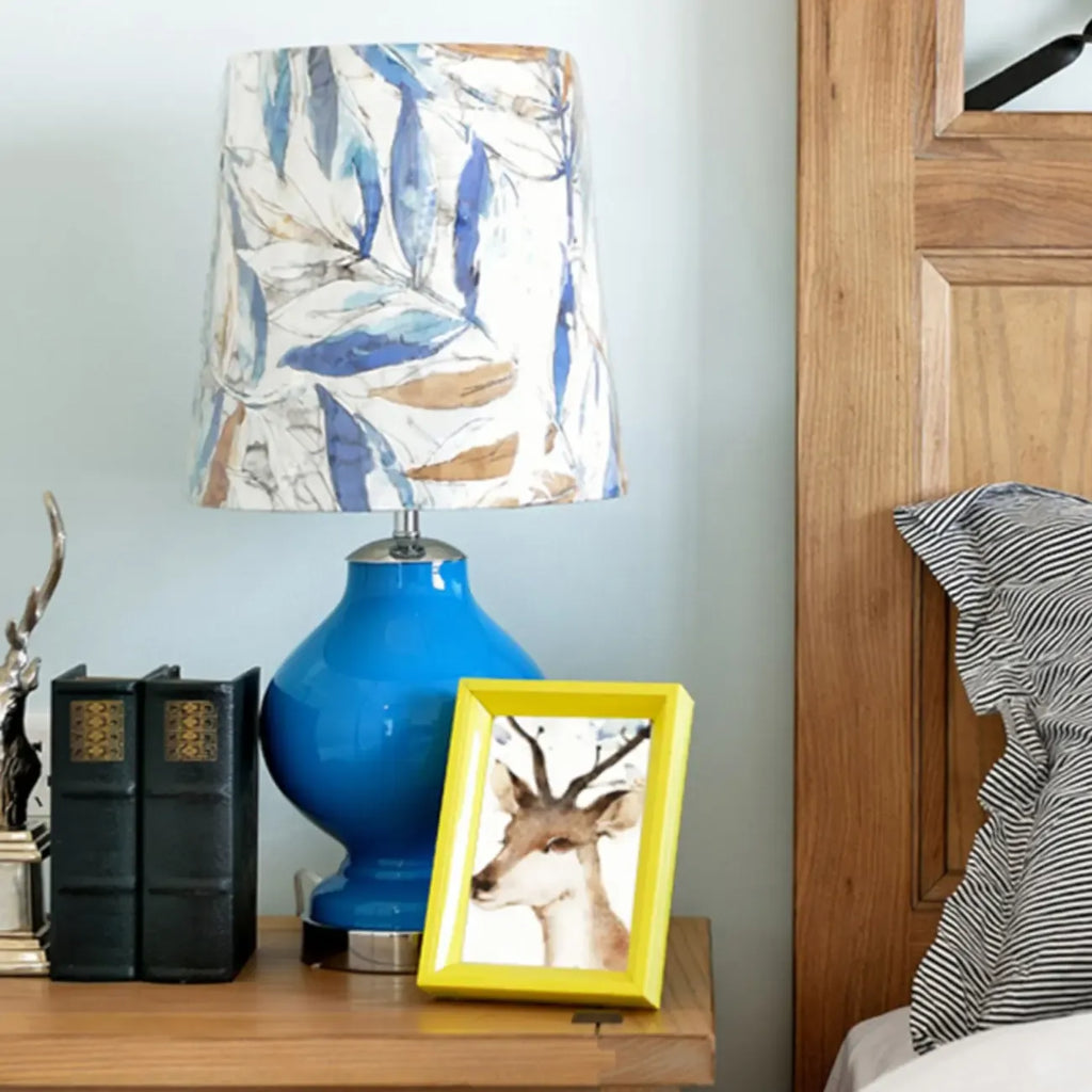 Lampe de table en verre bleu avec abat-jour en tissu à motif de feuilles