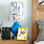 Lampe de table en verre bleu avec abat-jour en tissu à motif de feuilles