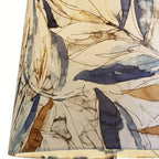 Lampe de table en verre bleu avec abat-jour en tissu à motif de feuilles