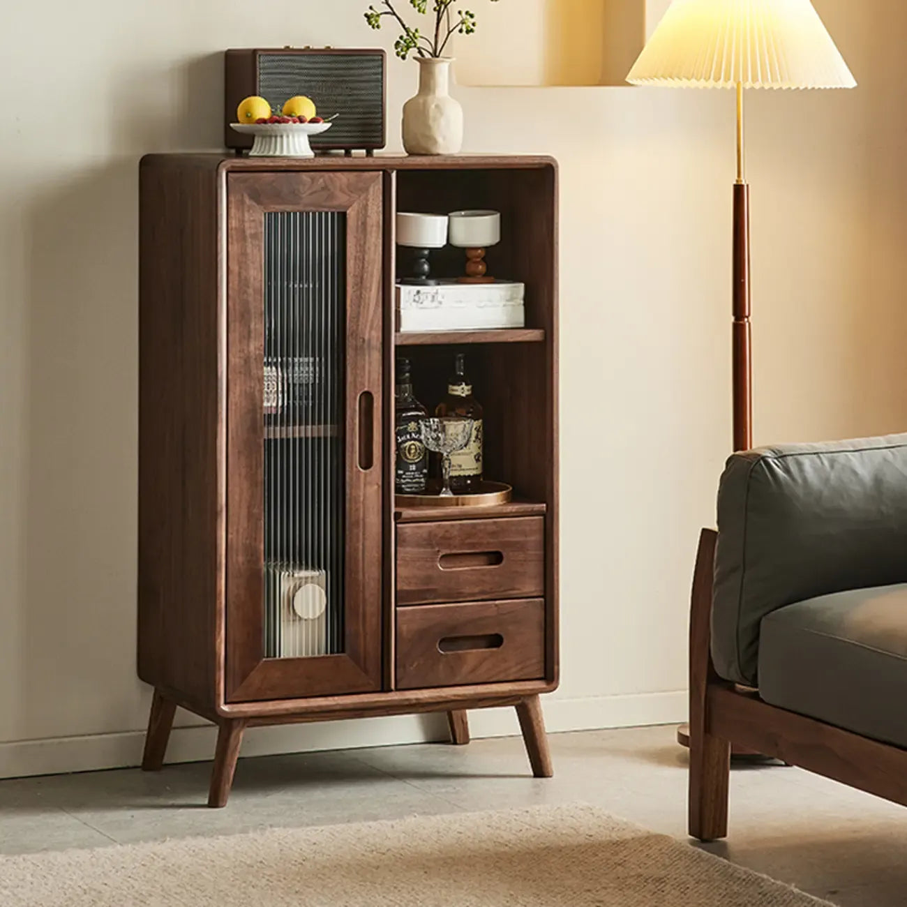 Élégante vitrine en bois avec tiroirs et porte vitrée
