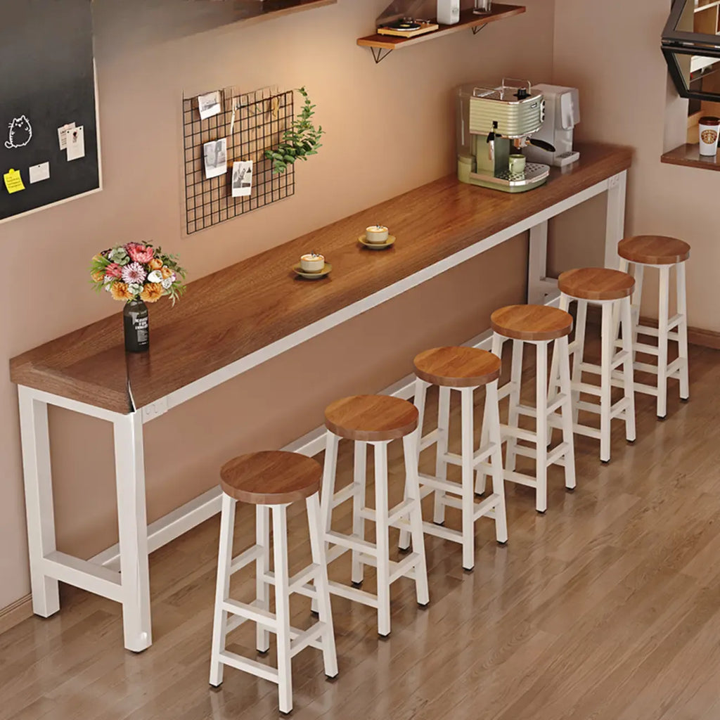 Table de bar industrielle en bois brun avec repose-pieds pour pub à domicile