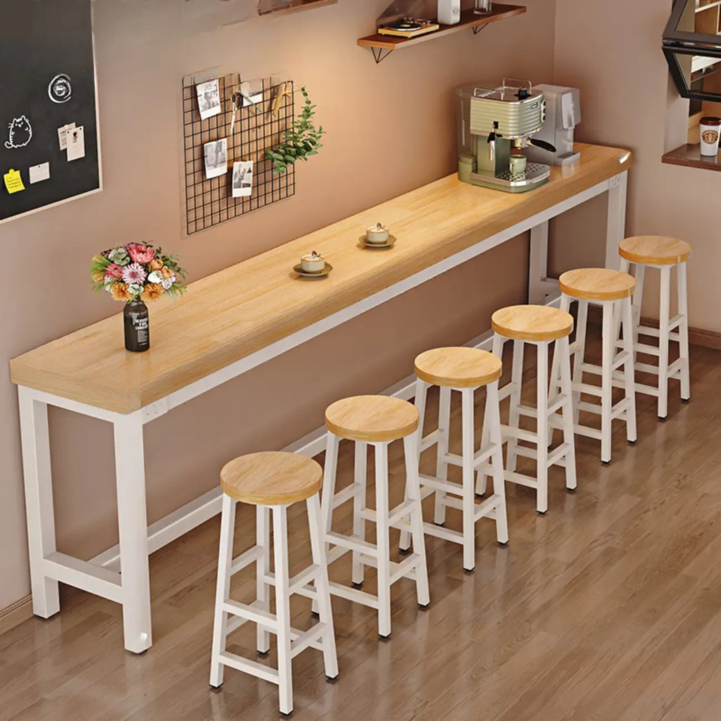 Table de bar industrielle en bois brun avec repose-pieds pour pub à domicile