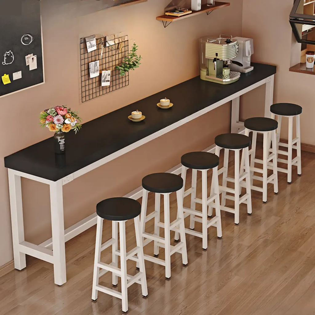 Table de bar industrielle en bois brun avec repose-pieds pour pub à domicile