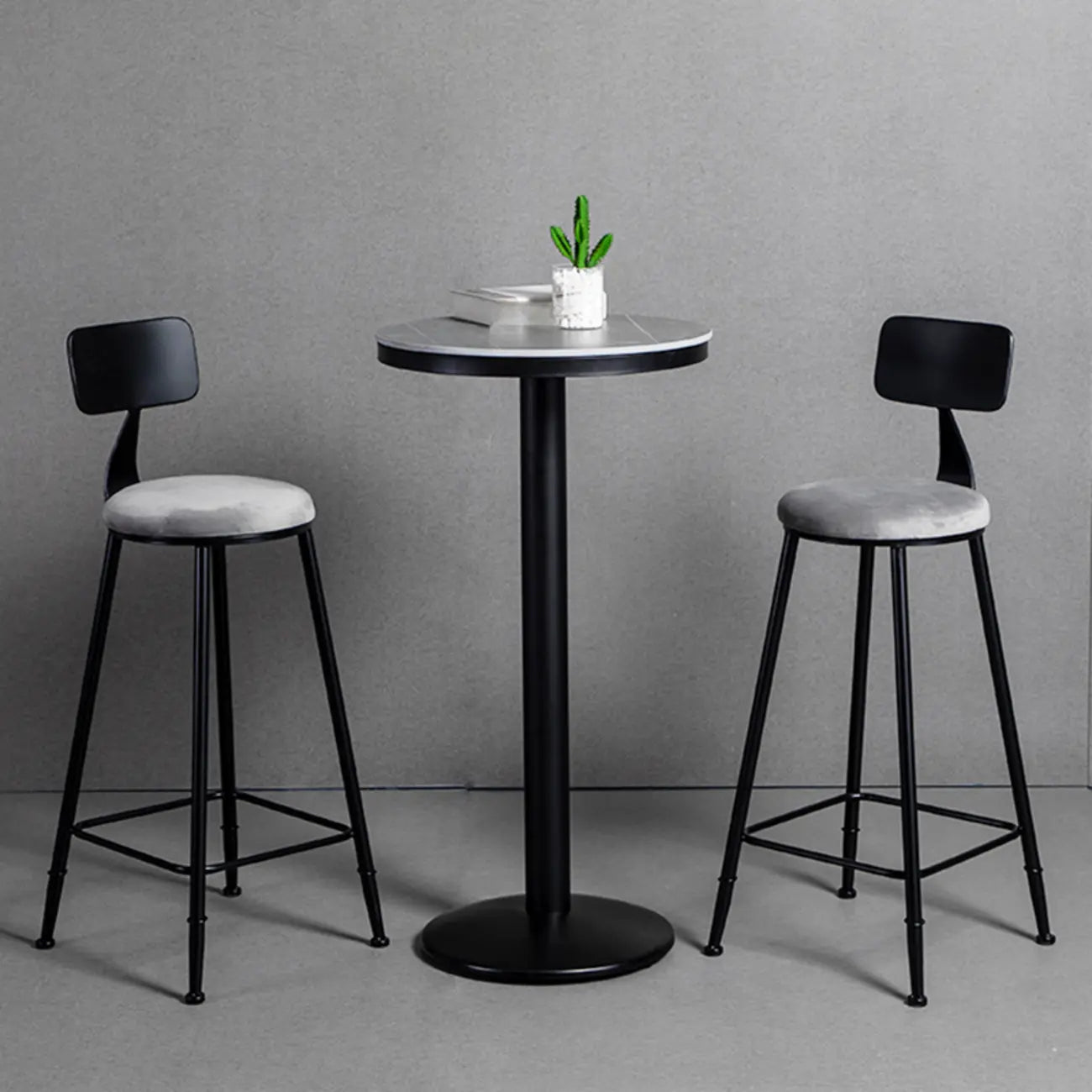 Table de bar ronde en pierre gris industriel, hauteur 2 places
