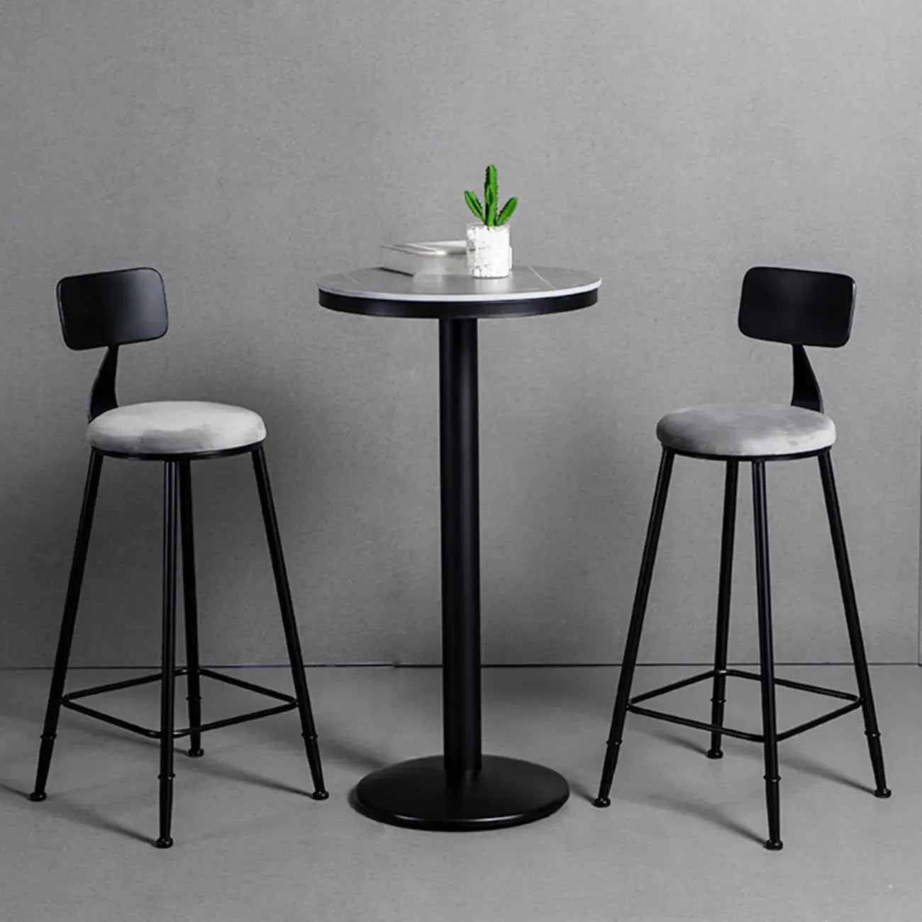 Table de bar ronde en pierre gris industriel, hauteur 2 places