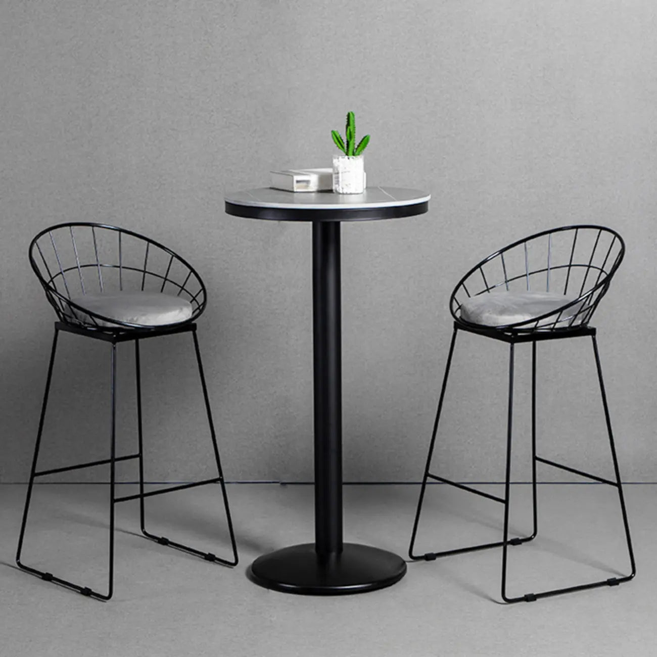 Table de bar ronde en pierre gris industriel, hauteur 2 places