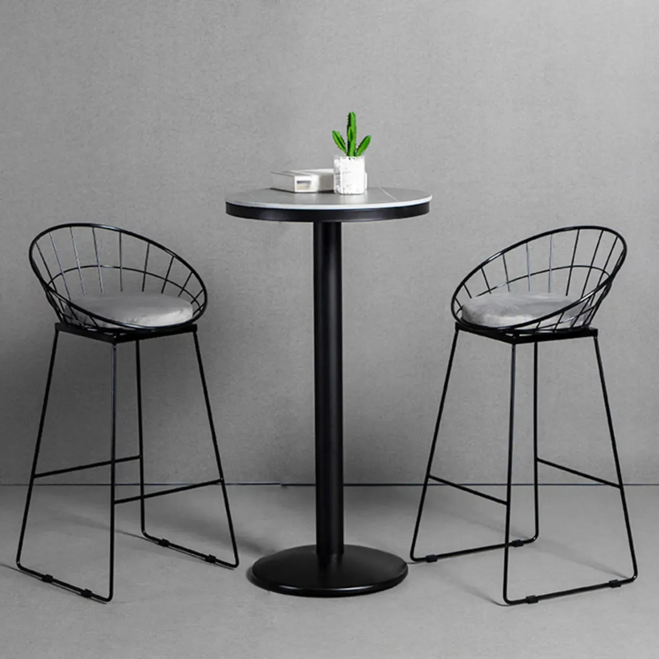 Table de bar ronde en pierre gris industriel, hauteur 2 places