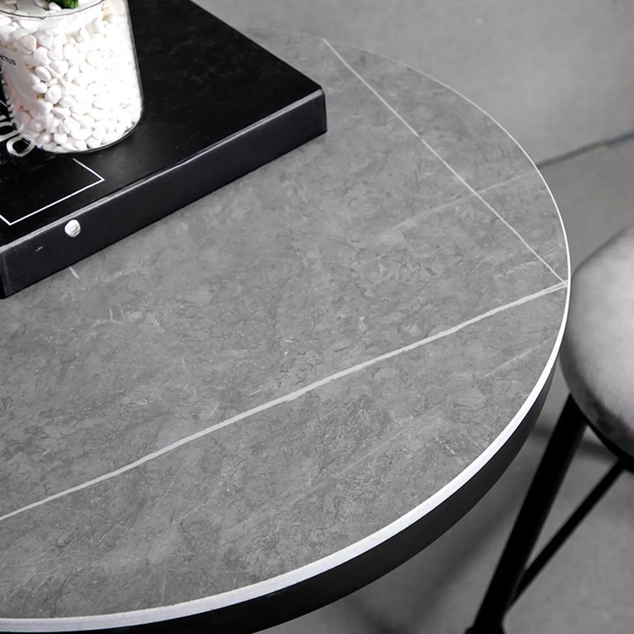 Table de bar ronde en pierre gris industriel, hauteur 2 places