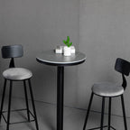 Table de bar ronde en pierre gris industriel, hauteur 2 places