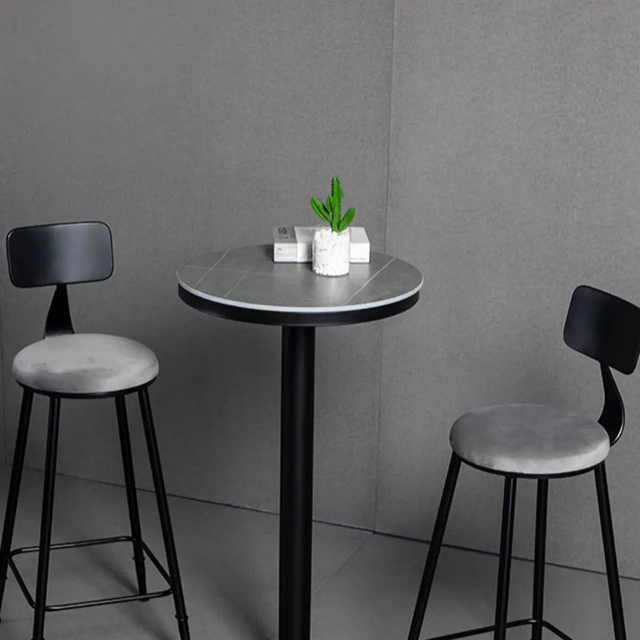 Table de bar ronde en pierre gris industriel, hauteur 2 places