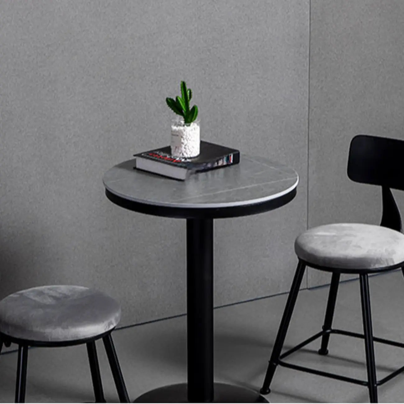 Table de bar ronde en pierre gris industriel, hauteur 2 places