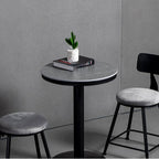Table de bar ronde en pierre gris industriel, hauteur 2 places