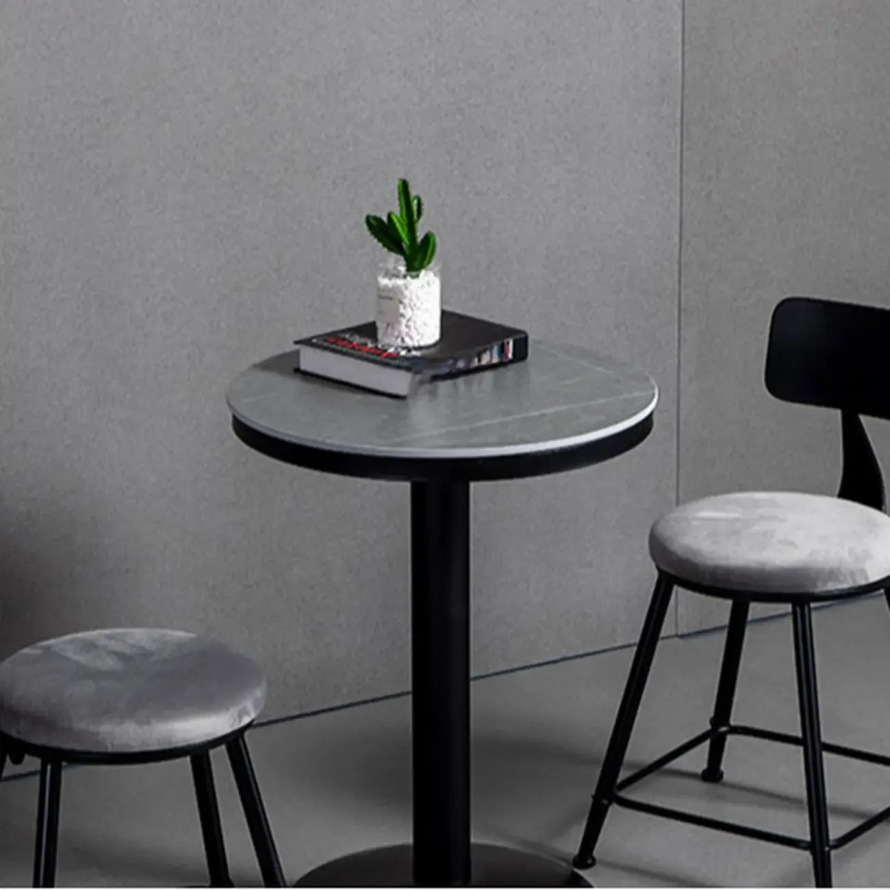 Table de bar ronde en pierre gris industriel, hauteur 2 places