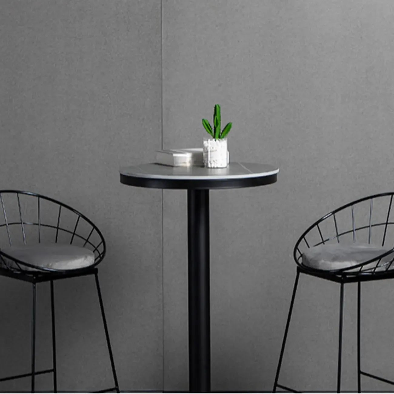 Table de bar ronde en pierre gris industriel, hauteur 2 places