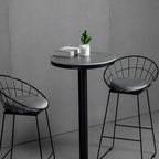 Table de bar ronde en pierre gris industriel, hauteur 2 places