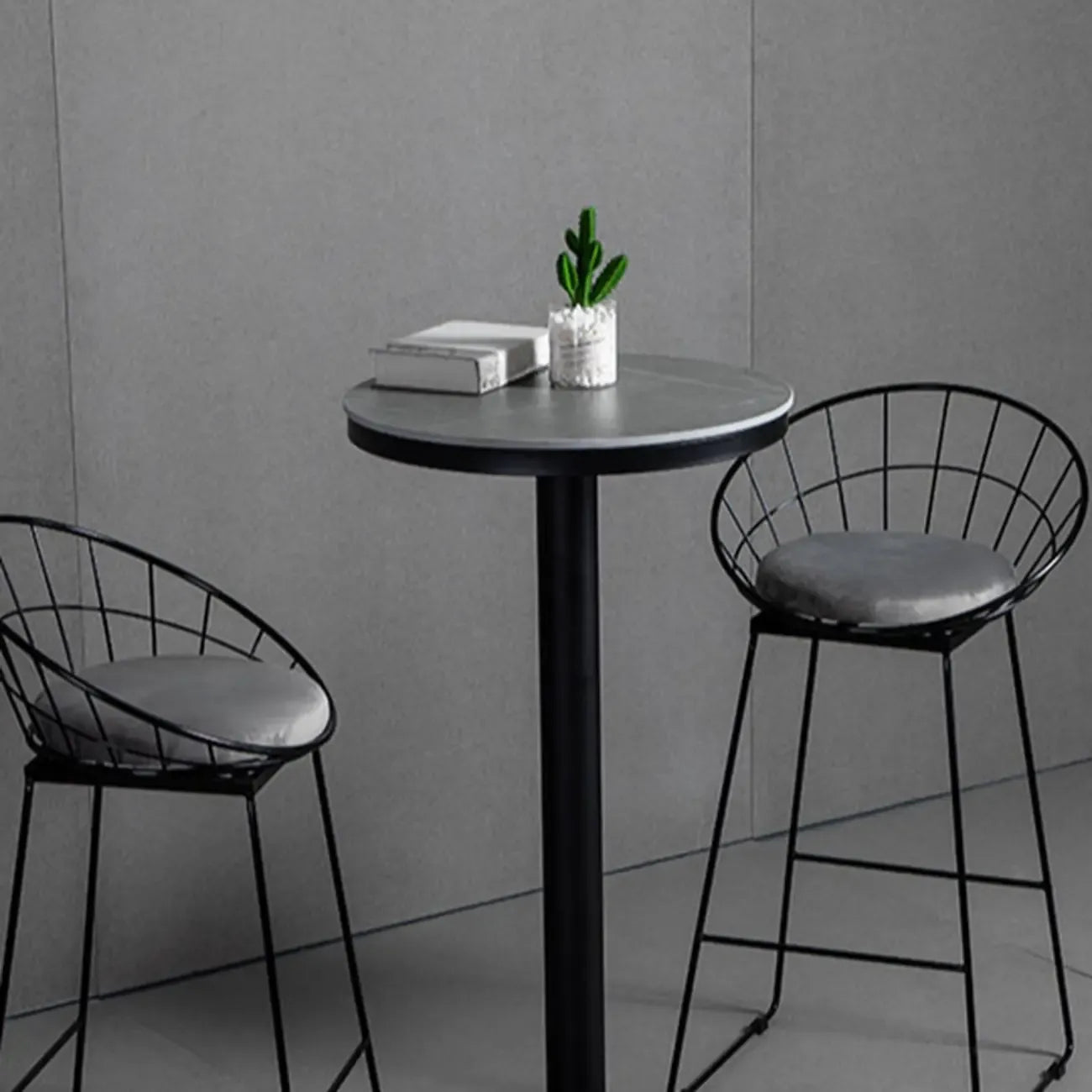 Table de bar ronde en pierre gris industriel, hauteur 2 places