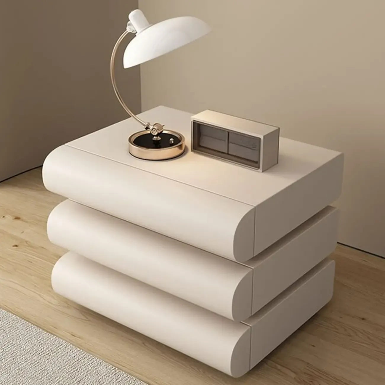 Table de chevet minimaliste à 3 tiroirs avec plateau en cuir et structure en bois